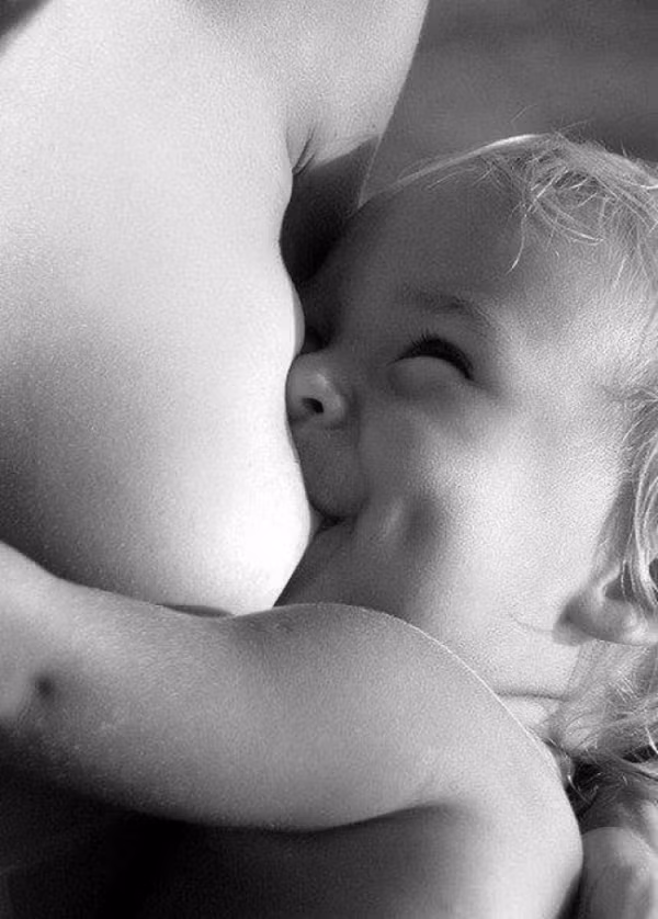 Sự ngọt ngào và dịu dàng bên bầu sữa mẹ.