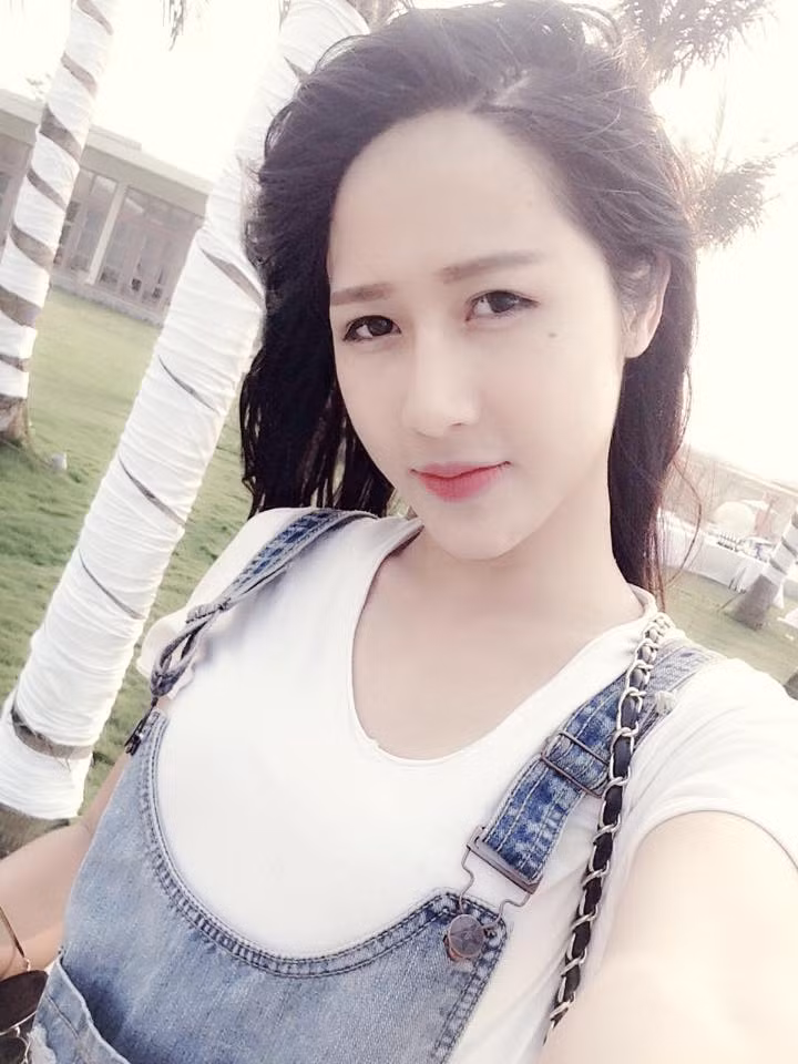 Cuộc sống sau khi ra tù của người đẹp chuyển giới Trâm Anh - tên thật là Nguyễn Văn Hiếu gần đây đang là chủ đề được khá nhiều bạn trẻ Việt quan tâm. Sau khi ra tù, dường như Trâm Anh đang có cuộc sống khá vui vẻ, nhàn hạ khi liên tục khoe những bức ảnh trong các chuyến "vi vu", du lịch và đi lễ chùa. Ảnh trong bài: Facebook nhân vật.