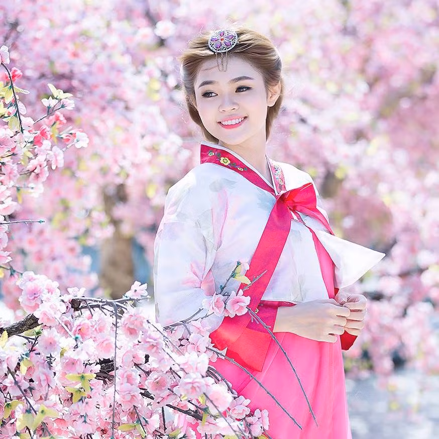 Thường xuyên nhận được lời mời làm mẫu ảnh cho các phó nháy trẻ, Như Thơ rất tự tin ghi hình và cười rất tươi. Ảnh: Kevin Jiang.