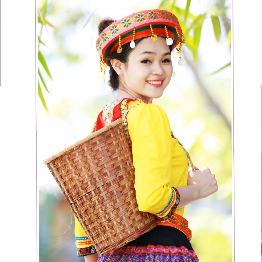 Tuy chỉ sở hữu chiều cao 1m55, nhưng cô bạn nữ sinh nấm lùn Nguyễn Thị Như Thơ cũng khiến trái tim của nhiều anh chàng đổ gục. Nhờ khuôn mặt xinh xắn, và điểm cộng tuyệt vời ở nụ cười tỏa nắng cực "ngọt", hiện nay trang cá nhân của Như Thơ đang sở hữu gần 20k người theo dõi. Ảnh: Dung Tran Van.