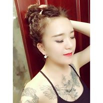 Không những gây chú ý bởi những hình xăm cỡ lớn trên cơ thể mà Thủy Ngân còn tạo ấn tượng với dân mạng nhờ dung mạo xinh xắn, khuôn mặt dễ thương và phong cách ăn mặc rất nữ tính, gợi cảm.