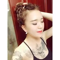 Không những gây chú ý bởi những hình xăm cỡ lớn trên cơ thể mà Thủy Ngân còn tạo ấn tượng với dân mạng nhờ dung mạo xinh xắn, khuôn mặt dễ thương và phong cách ăn mặc rất nữ tính, gợi cảm.