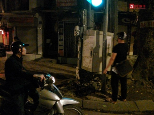 Phải đi dán lén lút vì sợ dân mắng.