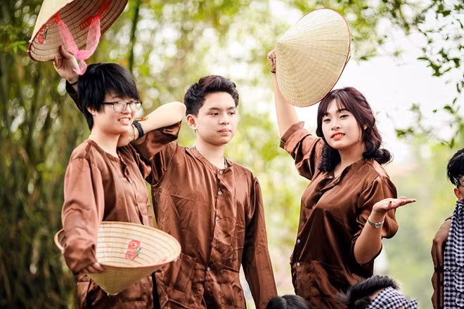 Hình ảnh các cô gái, chàng trai khoác lên mình bộ trang phục nông dân Việt đem đến màu sắc mới lạ cho bộ ảnh kỷ yếu của teen 12A1, trường Nguyễn Siêu, Hà Nội.