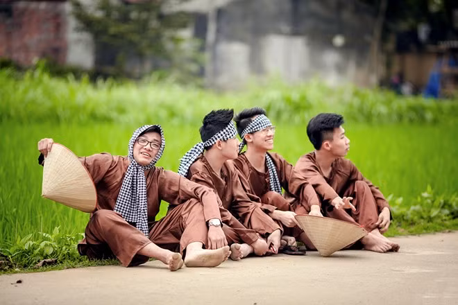 Các nam sinh Nguyễn Siêu thích thú với diện mạo mới.