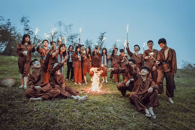 Tập thể lớp vui đùa trước khi chia tay tuổi học trò.