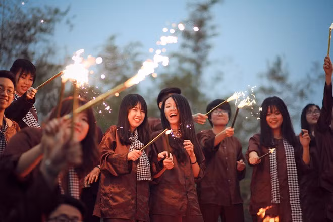 Bày tỏ cảm xúc trong những ngày cuối năm học, Diệu Linh chia sẻ: "Chỉ còn vài tháng nữa là chia tay nên mình khá bối rối. 3 năm qua thực sự có quá nhiều kỷ niệm với mình. Đến thời điểm này, mình chỉ mong thời gian quay trở lại để cả lớp được ở bên nhau lâu hơn, tiếp tục gặp gỡ, vui đùa và gắn bó".
