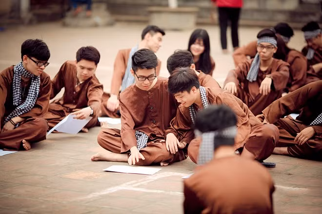 "Thời cấp 3 của mỗi người đều có những điều khó quên. Với mình, kỷ niệm đáng nhớ nhất là lần tranh luận, cãi vã, thậm chí tưởng như không thể chơi tiếp. Nhưng sau tất cả, mọi người đều nhận ra đúng, sai và coi nhau như gia đình lớn" - Vũ Minh Khuê (lớp trưởng lớp 12A1) chia sẻ.