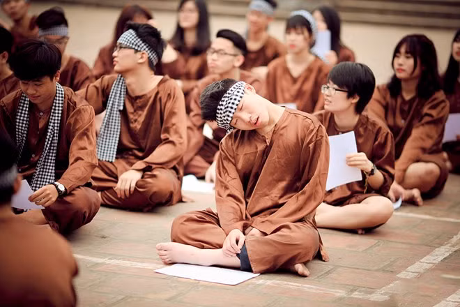 Quân số lớp phần đông là con trai, song các bạn nam đều nhiệt tình tham gia các ý tưởng hài hước của bộ ảnh kỷ yếu này.