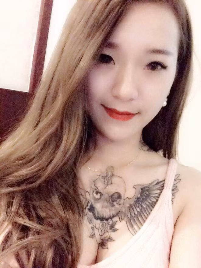 Những yếu tố trên kết hợp với loạt hình xăm hơi “hầm hồ” trên cơ thể đã giúp tạo nên một sự tương phản rất ấn tượng nằm ở bề ngoài của mỹ nhân xăm trổ Phú Thọ.