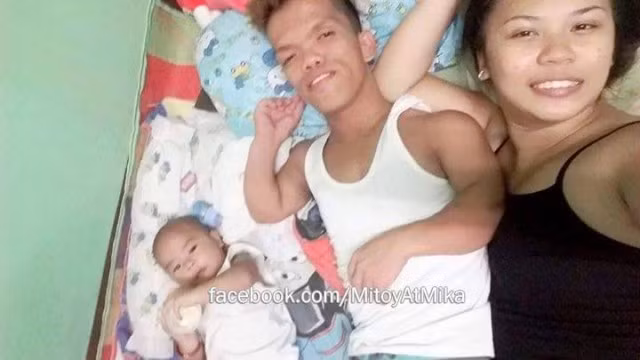 Chuyện tình yêu của họ được bắt đầu khi cả hai quen biết nhau khi là bạn chơi game “Clash of Clans”, qua tìm hiểu, nhắn tin trên facebook họ đã yêu nhau. Thành quả của cuộc tình này là cậu bé trai rất đáng yêu.