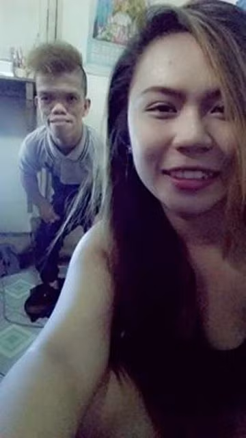 Tuy nhiên, đúng như dự đoán của nhiều người, câu chuyện tình của hai nhân vật này được dàn dựng để PR. Một trang báo Thái cho hay, sự thật thì cô gái trong câu chuyện tên là Althea Beruya Ronquillo và chàng trai tên Pat Esconde Patricio. Cả hai từng là đồng nghiệp khi làm ở Makati chứ không hề là bạn chơi game như dân mạng thêu dệt.