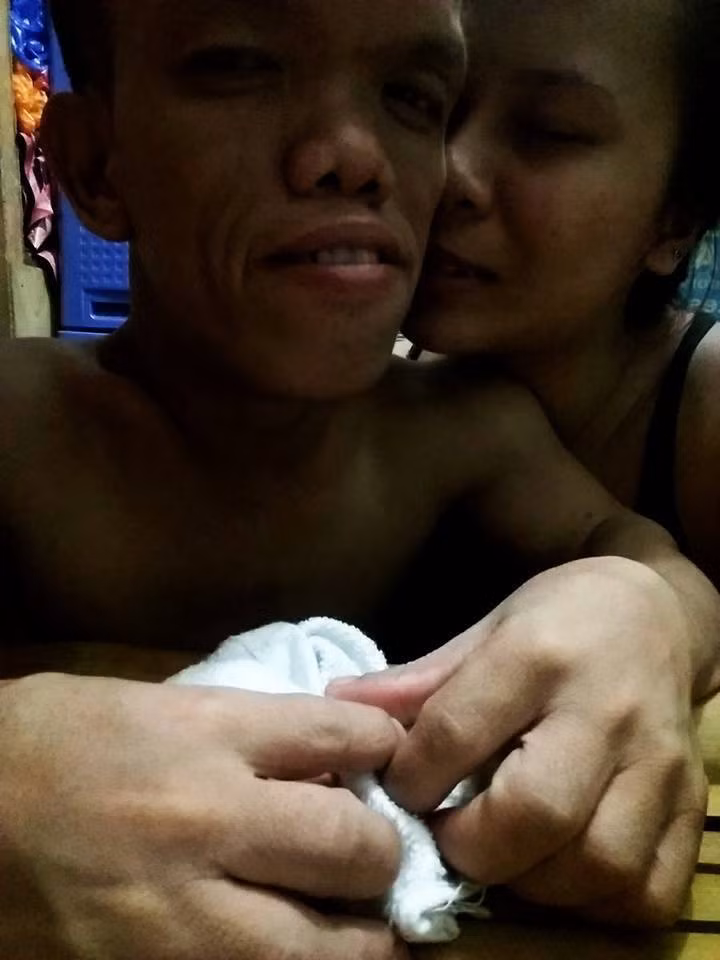 Cảm động trước sự quan tâm nhiệt tình của bạn trai, cô gái đã bỏ qua những rào cản về ngoại hình, chiều cao để kết đôi cùng cậu bạn trai chỉ cao đến eo cô.