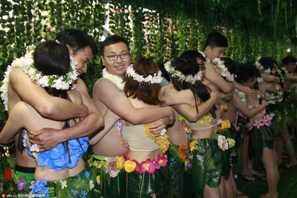 Tuy nhiên, xoay quanh sự việc này cũng có không ít những lời bình phẩm không thực sự tích cự. Một bộ phận nhỏ dân mạng cho rằng, 20 cặp vợ chồng trên chỉ muốn chơi trội, tạo ấn tượng để lễ cưới của mình được chú ý.