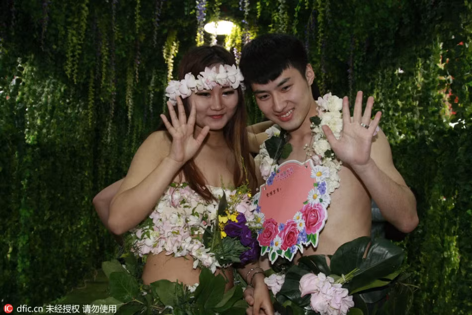 Đám cưới đặc biệt được tổ chức theo phong cách thời nguyên thủy Adam, Eva, vòng 1 và vòng 3 của cô dâu sẽ được che bằng lá cây, dải hoa. Vòng 3 của chú rể cũng được trang trí kín bằng lá.