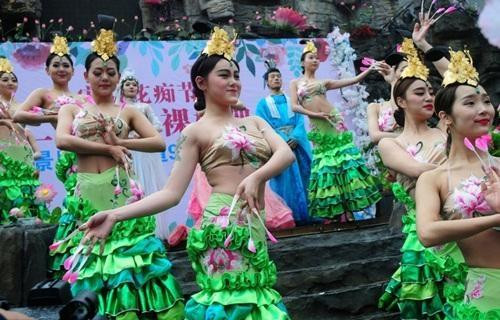 Các tiết mục múa hát trong đám cưới cũng được dàn dựng khá hoành tráng. Ảnh: Sina