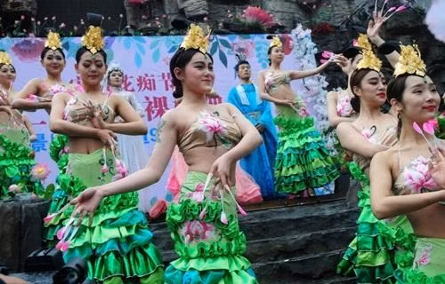 Các tiết mục múa hát trong đám cưới cũng được dàn dựng khá hoành tráng. Ảnh: Sina