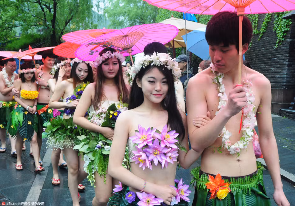 Mới đây, đám cưới tập thể của 20 đôi uyên ương tại Hàng Châu, Trung Quốc đang gây xôn xao dư luận vì trang phục đặc biệt của cô dâu, chú rể. Thay vì lựa chọn váy cưới, áo vest chỉnh tề, các đôi vợ chồng trẻ đã sử dụng cây cỏ để làm đồ cưới.