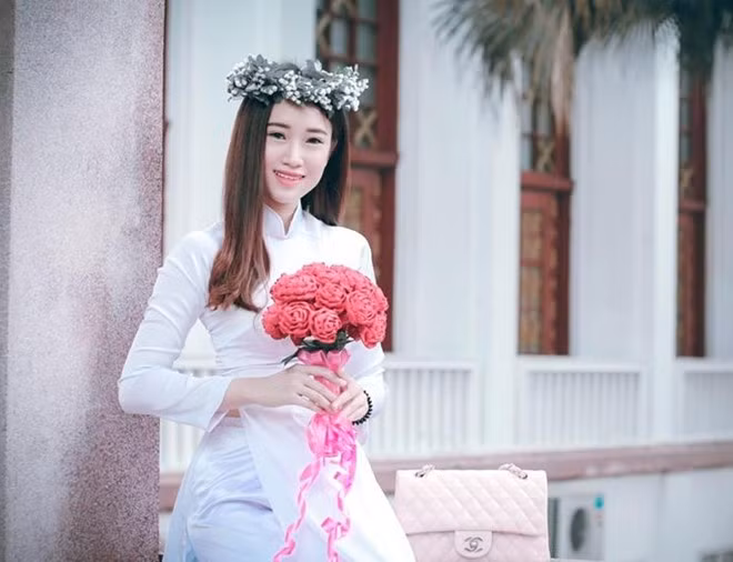 Phạm Thị Vân Anh có sở thích đi du lịch, trải nghiệm khám phá những vùng đất mới. Nữ sinh ĐH Sư phạm Thái Nguyên mong muốn được tìm hiểu nhiều hơn các nét đẹp văn hóa đặc sắc trên mọi miền đất nước. Cô gái sinh năm 1994 cũng là gương mặt không thể thiếu trong các hoạt động tập thể ở trường.