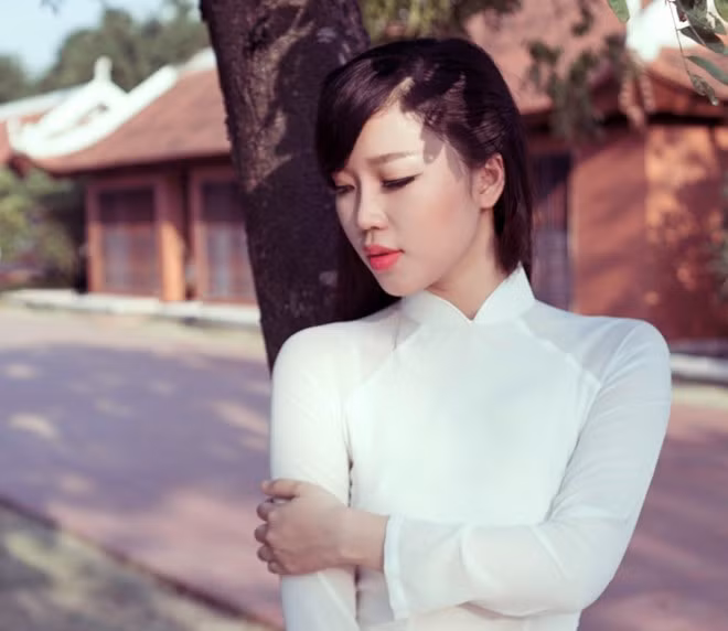 Hoàng Thị Hải Yến gây ấn tượng với chiều cao 1,72 m, gương mặt đẹp và đặc biệt là giọng ca ngọt ngào. Hải Yến từng lọt top 15 Hoa khôi sinh viên Hà Nội 2012. Cô gái sinh năm 1993 cũng giành giải nhì, giải ba trong các cuộc thi nấu ăn AEP Master Chef do ĐH Kinh tế Quốc dân tổ chức năm 2012, 2013.