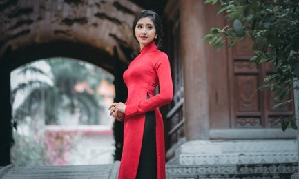 Với chiều cao 1,66 m và cân nặng 50 kg, Phan Thanh Hà là gương mặt nổi bật trong làng mẫu ảnh. Cô từng tham gia trong MV Vì em nhớ anh của ca sĩ Nguyễn Ngọc Anh. Cô gái sinh năm 1992 còn góp vai diễn nhỏ trong phim Đập cánh giữa không trung của đạo diễn Nguyễn Hoàng Điệp. Có lợi thế về ngoại hình và cơ hội bước chân vào lĩnh vực giải trí nhưng nữ sinh chia sẻ, ước mơ của cô là trở thành nhà báo giỏi.