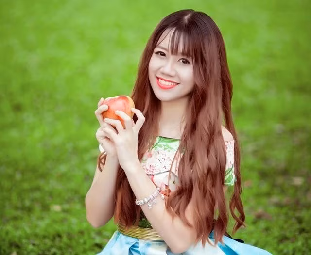 Bùi Phượng Liên (sinh năm 1994) sở hữu nhiều thành tích đáng nể như giải nhất cờ tướng 2006 THCS Giảng Võ (Hà Nội), giải nhì cờ tướng 2014 DAV, giải ba Olympic tiếng Anh 2008, giải nhì học sinh giỏi môn Địa lý, top 3 Miss Ngôi Sao 2014 khu vực phía Bắc, top 10 Nữ sinh Việt Nam 2013… Hiện cô là thành viên CLB tiếng Trung và CLB âm nhạc của Học viện Ngoại giao.