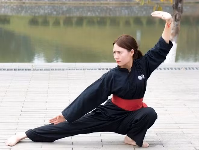 Bên cạnh thành tích học tập tốt, Nguyễn Thanh Hằng (sinh viên Học viện Quản lý Giáo dục) còn tích cực tham gia nhiều hoạt động ngoại khóa, đặc biệt là cuộc thi sắc đẹp như top 20 Miss Teen miền Bắc năm 2012, top 40 iMiss Thăng Long năm 2014… Cô gái sinh năm 1994 còn giành huy chương đồng giải Thể dục Thể thao TP Hà Nội năm 2013.