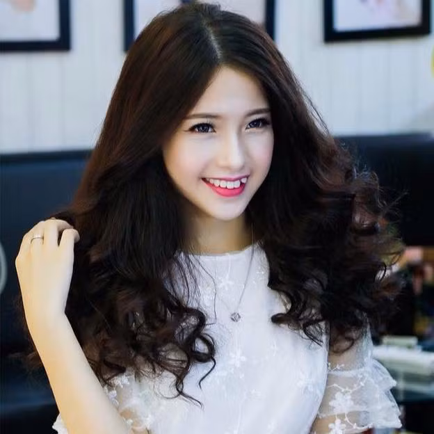 Tuy nhiên, theo tìm hiểu, cô gái gần đây thường xuất hiện bên Hữu Công, tỏ ra rất thân thiết và vui vẻ cùng anh chàng này… thực chất không phải gương mặt mới hoàn toàn xa lạ. Tên thật của cô là Nguyễn Thanh Tú, một 9X từng bất ngờ “nổi tiếng” trong một đêm sau một sự cố siêu hài hước.