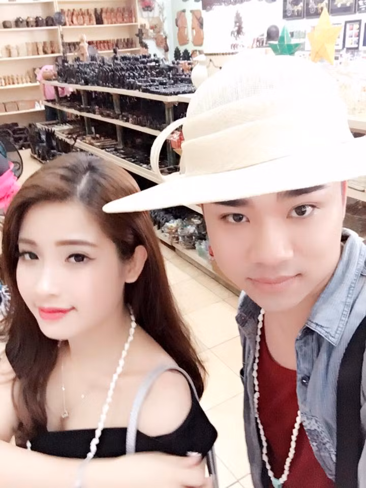 Sự xuất hiện của cô gái lạ mặt khiến các fan của cặp đôi nổi tiếng hài hước, dí dỏm Hữu Công – Linh Miu thi nhau đồn đoán.