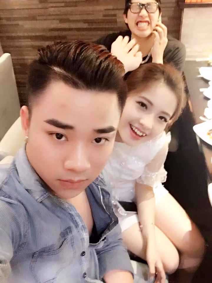 Vài ngày gần đây, dân mạng bất ngờ trước loạt ảnh Hữu Công vui vẻ, thân thiết bên một cô gái rất xinh đẹp. Sự việc được đem ra bàn tán bởi hoàn cảnh hiện tại, Hữu Công và Linh Miu vừa chia tay chưa lâu và đang có những tin đồn về chuyện “gương vỡ lại lành”.