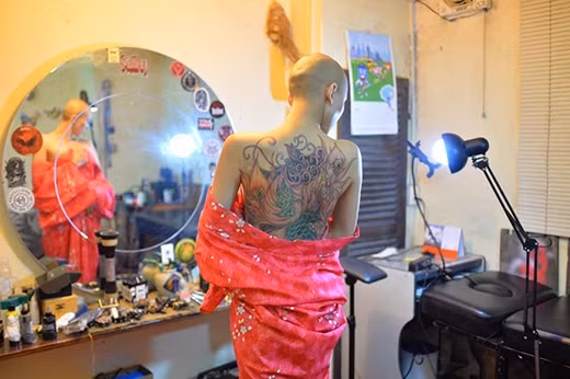 Không ai còn có thể nhận ra nữ diễn viên xinh đẹp trong "chuyện quý bà", hiền dịu, mái tóc dài thướt tha ngày nào giờ đây đã thành cô nàng ngổ ngáo, bụi bặm.