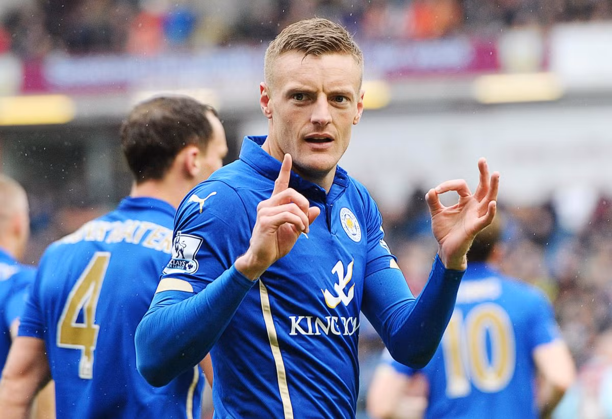 Phát hiện lớn nhất ở Premier League 2015/16 là ai? Duy nhất một cái tên xứng đáng là Jamie Vardy của Leicester City. Đã 29 tuổi, nhưng không ai có thể tin rằng cầu thủ người Anh lại có hiệu suất ghi bàn khủng khiếp đến vậy. Bất chấp mọi đối thủ, khả năng của Vardy vẫn được phát huy mọi lúc và giúp "bầy cáo" bay cao.