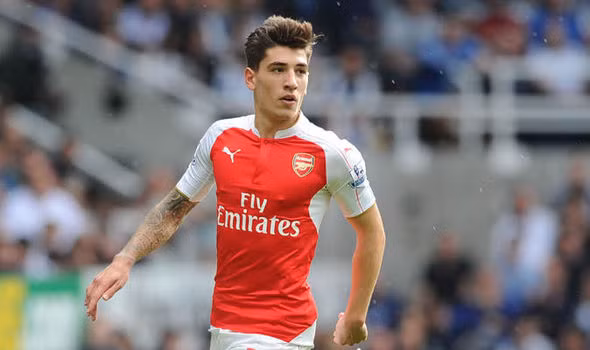 Tài năng trẻ người Tây Ban Nha Hecto Bellerin ngoài khả năng phòng thủ tốt còn được xem là "vũ khí bí mật" của các pháo thủ Arsenal mùa này. Công thủ nhịp nhàng và có lối chơi khá xông xáo, táo bạo, Bellerin xứng đáng là hậu vệ cánh phải hay nhất Ngoại hạng Anh năm nay.