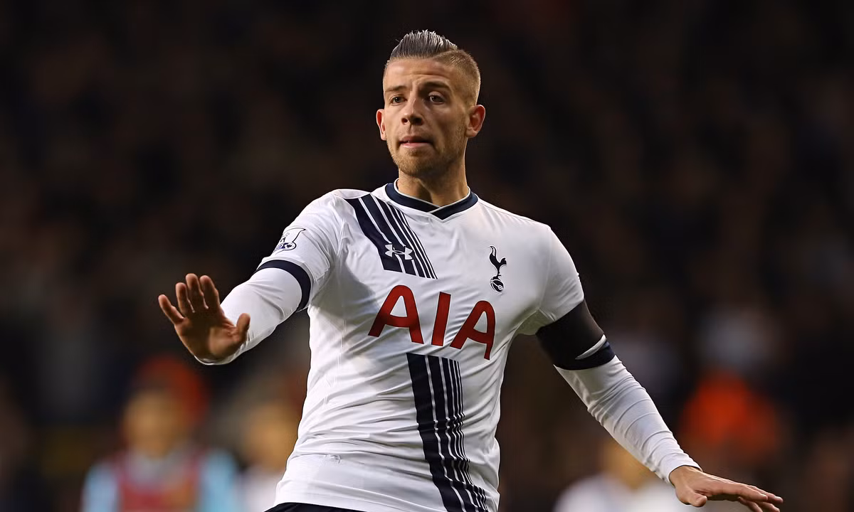 Đứng ở trung tâm hàng phòng ngự của Tottenham, Toby Alderweireld đang ngày một chứng minh tầm quan trọng của mình. Thể lực dồi dào, lợi hại trong cả công lẫn thủ và thi đấu rất chắc chắn, dễ hiểu vì sao tuyển thủ người Bỉ lại có tên trong danh sách những Cầu thủ tiêu biểu Ngoại hạng Anh 2015/16.