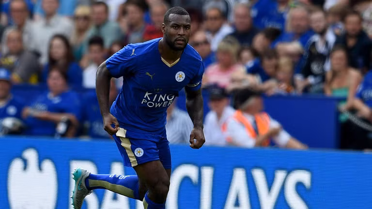 Leicester City bay cao tại mùa giải năm nay là một trong những điều "kỳ diệu". Trong đội hình không có lấy một ngôi sao thuộc hạng A của "bầy cáo", thủ quân Wes Morgan đóng vai trò vô cùng quan trọng về cả mặt lối chơi lẫn tinh thần. Anh là cầu thủ thứ 2 của Leicester, cùng Vardy thi đấu đủ tất cả các trận của "bầy cáo" từ đầu mùa và tạo ra tầm ảnh hưởng vô cùng lớn.