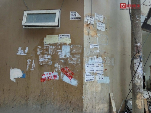 Tường nhà ông Hà bị bôi bẩn.