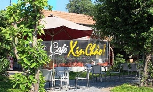 Toan canh lum xum chu quan Ca phe Xin chao bi khoi to