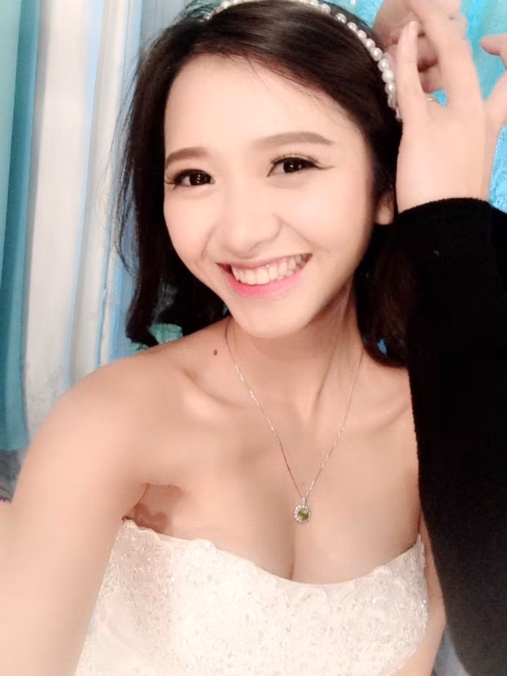 Xem bức ảnh của Thanh Tâm chụp chung với “thánh nữ”, nhiều dân mạng còn so sánh nhan sắc của hai người. Tuy nhiên điều này lại khiến chủ nhân của bức ảnh là Thanh Tâm cảm thấy không thoải mái.