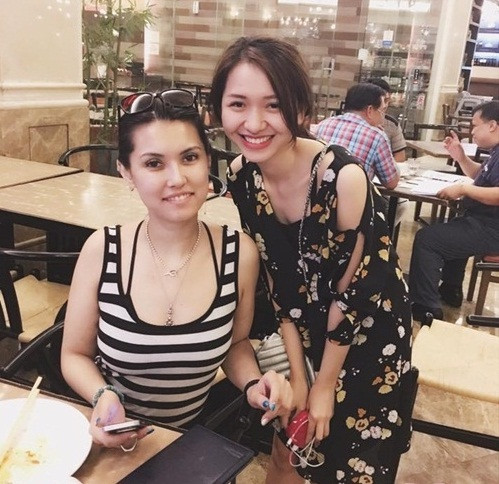 Vài ngày trước, bức ảnh một cô gái Việt chụp chung với Maria Ozawa được một fanpage nổi tiếng chia sẻ đã khiến rất nhiều cư dân mạng tò mò. Chỉ trong khoảng thời gian ngắn, bức ảnh hút số lượng like và chia sẻ rất lớn, những đồn đoán về việc ngôi sao phim người lớn đình đám đến Việt nam và danh tính, thông tin cá nhân của cô gái Việt chụp ảnh chung được dân mạng phát tán.