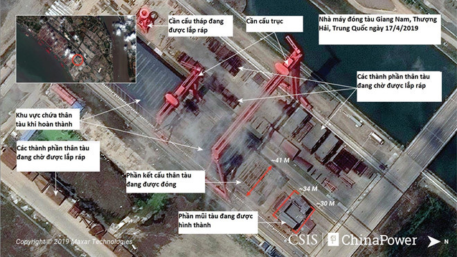 Động cơ của tàu sân bay Type 002A sẽ vẫn như hai chiếc tàu sân bay trước của Trung Quốc, dùng động cơ tua bin hơi nước. Nhưng thay vì sử dụng cất cánh kiểu nhảy cầu, Type 002A sẽ dùng máy phóng; tuy nhiên sử dụng loại máy phóng hơi nước hay điện từ thì vẫn chưa được tiết lộ; dự kiến tàu sân bay Type 002A sẽ được hạ thủy vào năm 2021. Ước tính lượng giãn nước toàn tải của tàu sân bay Type 002A khoảng 85 nghìn tấn.