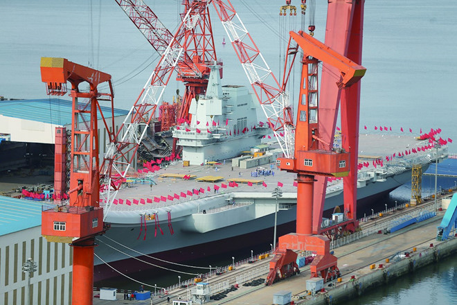 Type 001A lớn hơn một chút so với Liêu Ninh, nhưng thực sự không có nhiều khác biệt. Sự khác biệt là tải trọng của Type-001A tăng thêm 5.000 tấn, đường băng cất hạ cánh dài hơn do thu gọn đài chỉ huy; chiều dài tàu là 315 mét, so với 304 mét của Liêu Ninh.