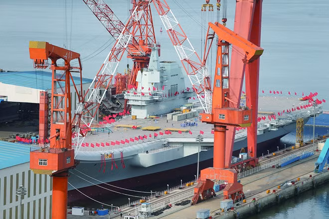 Type 001A lớn hơn một chút so với Liêu Ninh, nhưng thực sự không có nhiều khác biệt. Sự khác biệt là tải trọng của Type-001A tăng thêm 5.000 tấn, đường băng cất hạ cánh dài hơn do thu gọn đài chỉ huy; chiều dài tàu là 315 mét, so với 304 mét của Liêu Ninh.