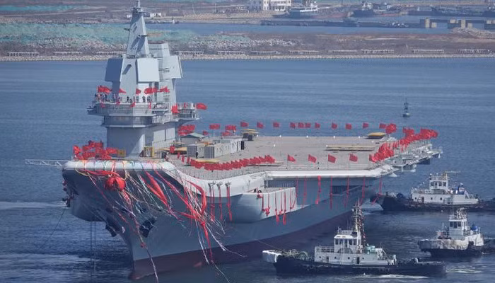 Số máy bay J-15 của Type-001 đã tăng lên gấp rưỡi so với Liêu Ninh (36 chiếc) nhờ mở rộng hầm chứa máy bay dưới boong; đổi lại các kỹ sư Trung Quốc đã thiết kế lại, nhất là các hệ thống vũ khí phòng vệ hoặc giảm kích thước của các thiết bị; như vậy có thể khẳng định Trung Quốc đã có những bước tiến lớn về công nghệ.