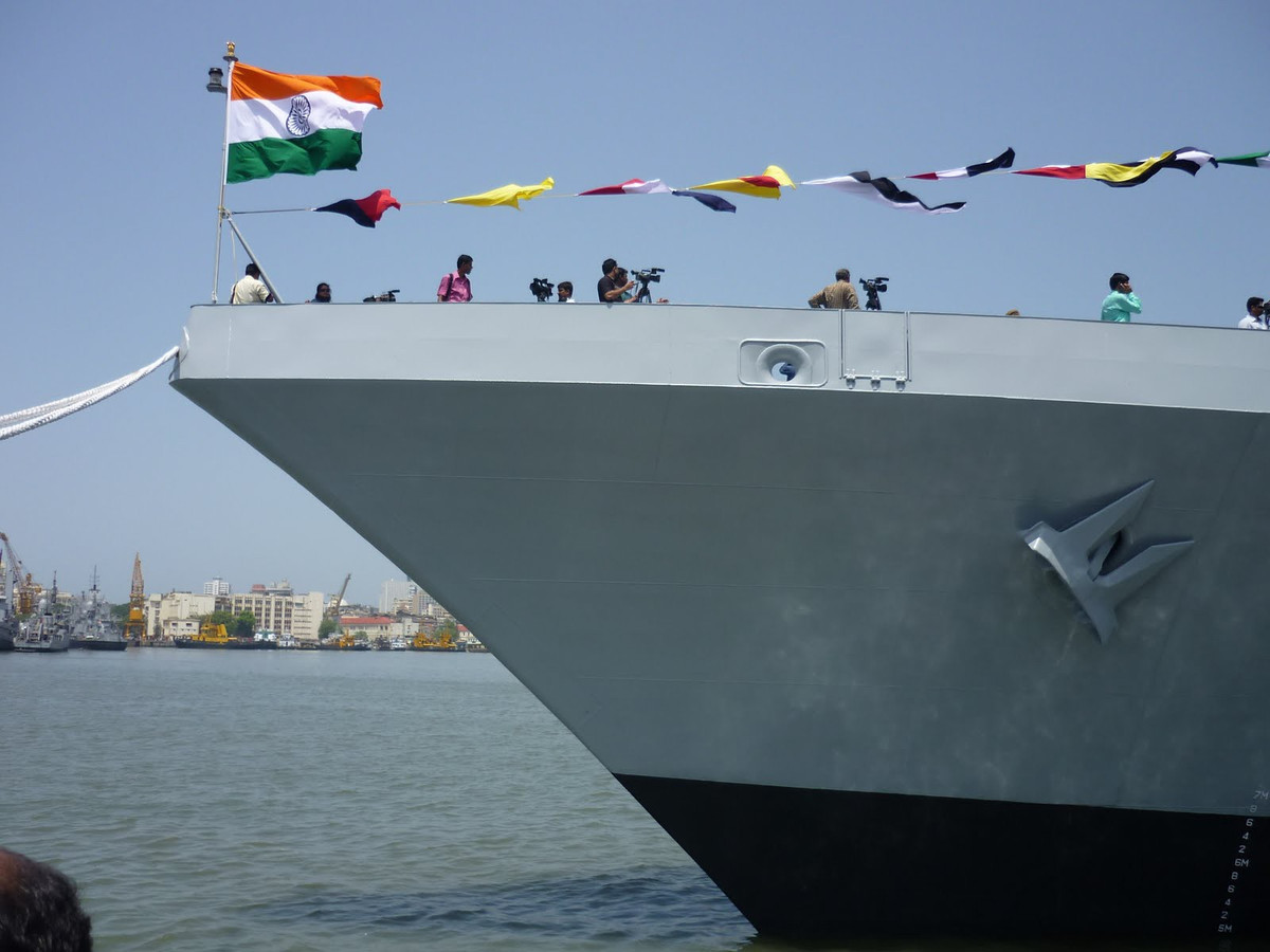 Lễ cắt thép để xây dựng con tàu dẫn đầu của loạt chiến hạm Dự án P-17A diễn ra vào ngày 17/2/2017, tiếp đó lễ đặt ky (sống chính của tàu) diễn ra vào ngày 28/12/2017.