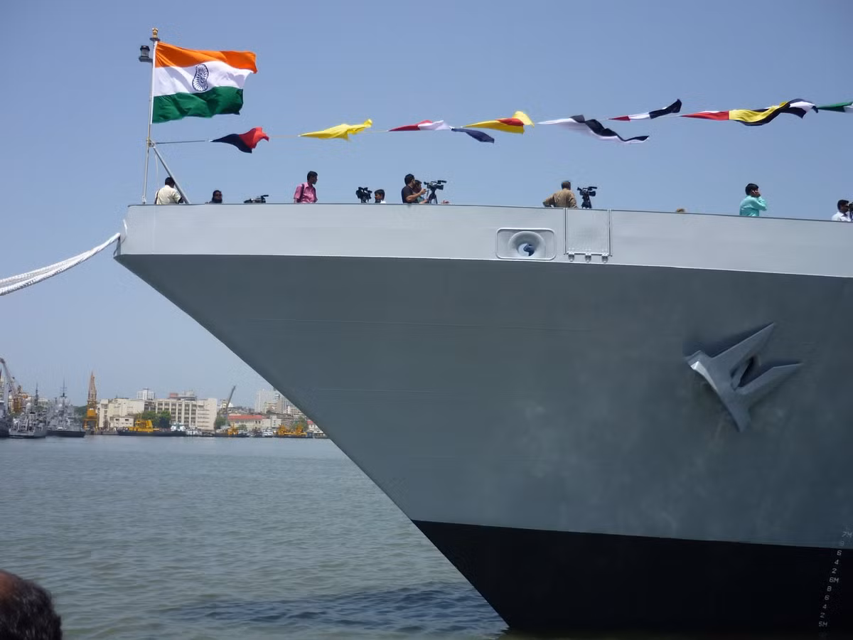 Lễ cắt thép để xây dựng con tàu dẫn đầu của loạt chiến hạm Dự án P-17A diễn ra vào ngày 17/2/2017, tiếp đó lễ đặt ky (sống chính của tàu) diễn ra vào ngày 28/12/2017.