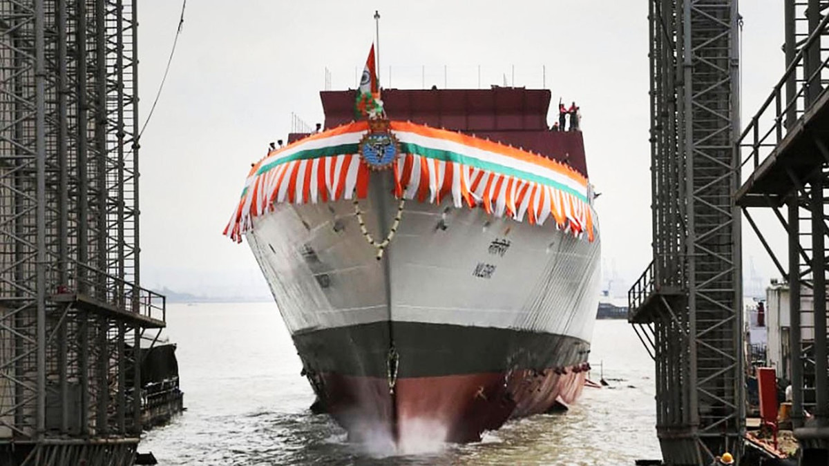  Tàu khu trục lớp Nilgiri (P-17A) là phiên bản cải tiến của lớp Shivalik (P-17), khác biệt giữa hai phiên bản là chỉ số tàng hình được cải tiến, cũng như tích hợp nhiều hệ thống vũ khí do quốc gia Nam Á này tự sản xuất.