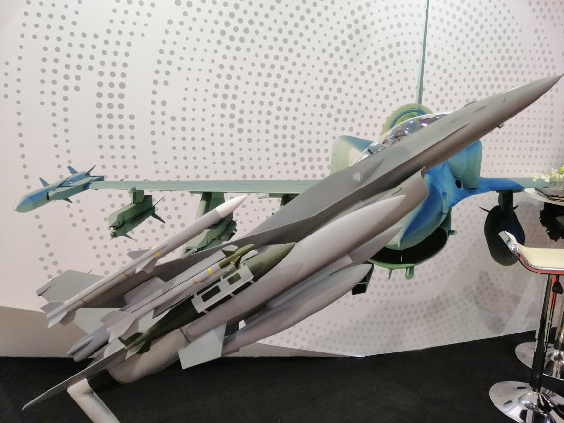 Bên cạnh máy bay vận tải hạng trung thì mô hình tiêm kích hạng nhẹ F-16 Fighting Falcon Block 52 tại gian trưng bày của tập đoàn Lockheed Martin cũng thu hút sự quan tâm sâu sắc.