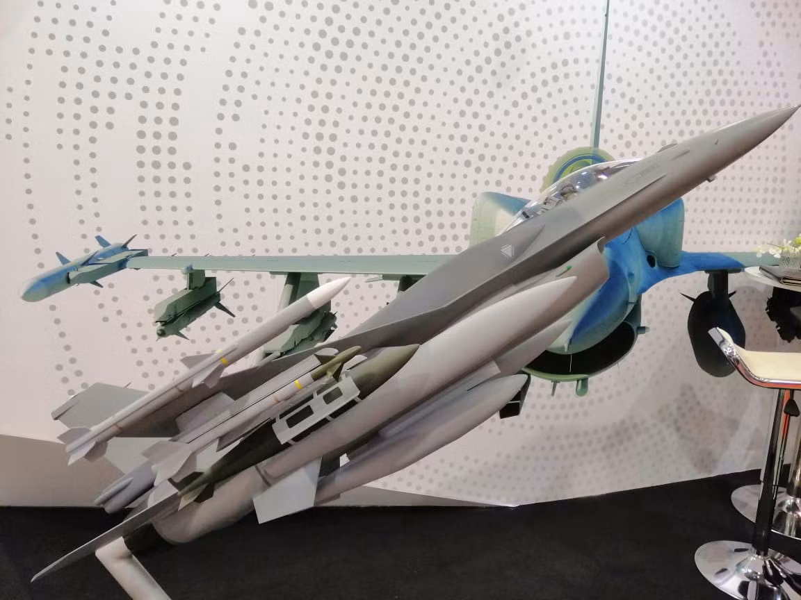 Bên cạnh máy bay vận tải hạng trung thì mô hình tiêm kích hạng nhẹ F-16 Fighting Falcon Block 52 tại gian trưng bày của tập đoàn Lockheed Martin cũng thu hút sự quan tâm sâu sắc.