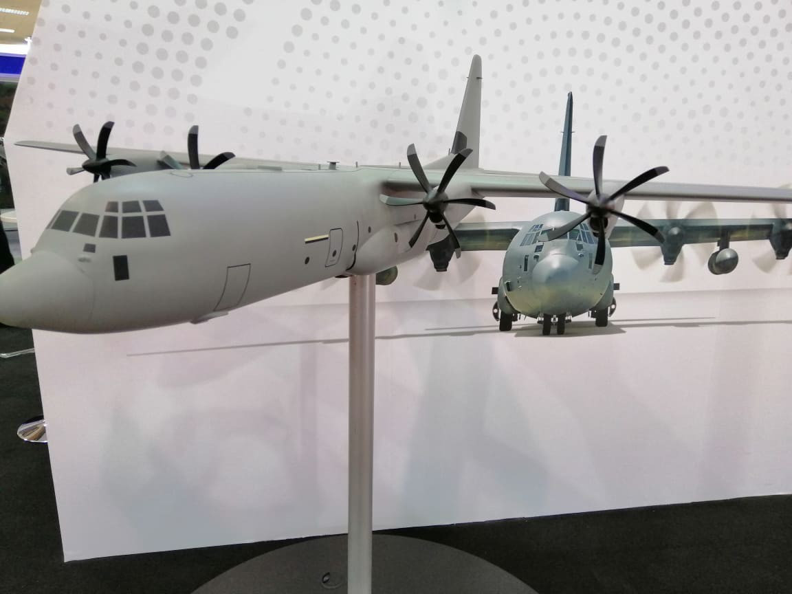 Nổi bật giữa gian trưng bày của tập đoàn Lockheed Martin chính là mô hình máy bay vận tải quân sự hạng trung C-130J Hercules, phiên bản tiên tiến nhất của dòng phi cơ nổi tiếng này.