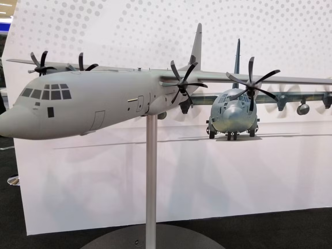 Nổi bật giữa gian trưng bày của tập đoàn Lockheed Martin chính là mô hình máy bay vận tải quân sự hạng trung C-130J Hercules, phiên bản tiên tiến nhất của dòng phi cơ nổi tiếng này.